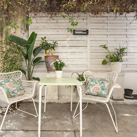 A Place 4u No15 - Peaceful Garden Hideaway Studio Apartment